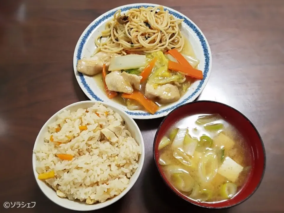 10/11の晩ご飯だよ(*^^*)
★炊き込みご飯
★鶏胸肉と白菜のうま煮
★明太子青じそのパスタ
★豆腐と長ネギの味噌汁|ソラシェフさん