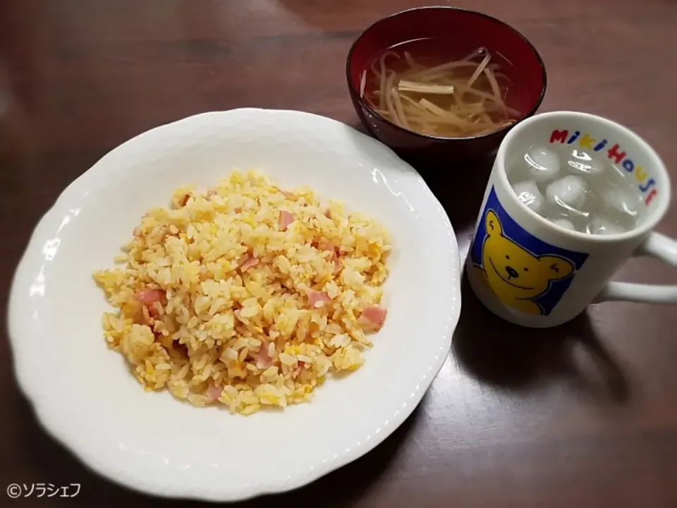 Snapdishの料理写真:10/12の昼ご飯だよ(*^^*)
★ベーコンの卵炒飯
★もやしとえのきのスープ|ソラシェフさん