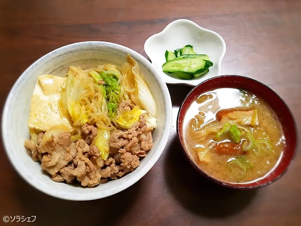 Snapdishの料理写真:10/13の晩ご飯だよ(*^^*)
★豚肉のすき焼き丼
★切干大根とさつま揚げの味噌汁
★きゅうりの浅漬け|ソラシェフさん