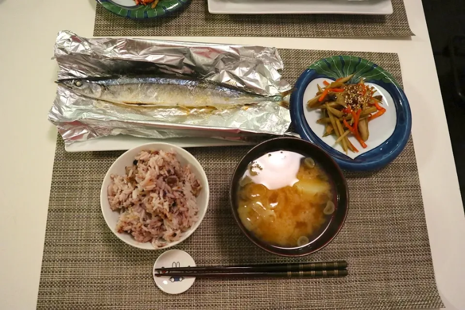 今日の夕食 サンマの塩焼き、舞茸入りきんぴら、雑穀米、じゃがいもとわかめの味噌汁|pinknari🐰🌈さん