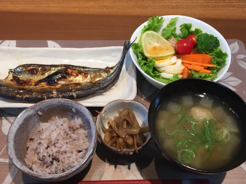 晩御飯
秋刀魚の開き、サラダ、十穀米、きんぴらごぼう、具沢山汁|かよちゃんさん