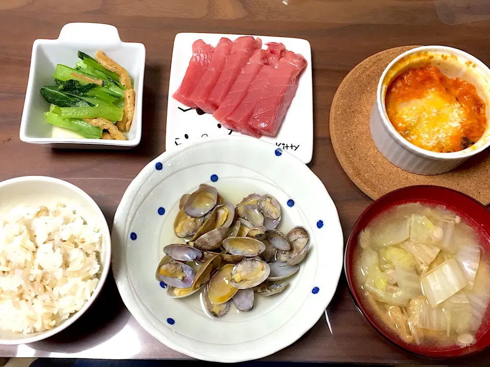 あさり酒蒸し 白菜とえのきの味噌汁 トマトソースグラタン まぐろの刺身 小松菜と揚げのさっと煮|おさむん17さん