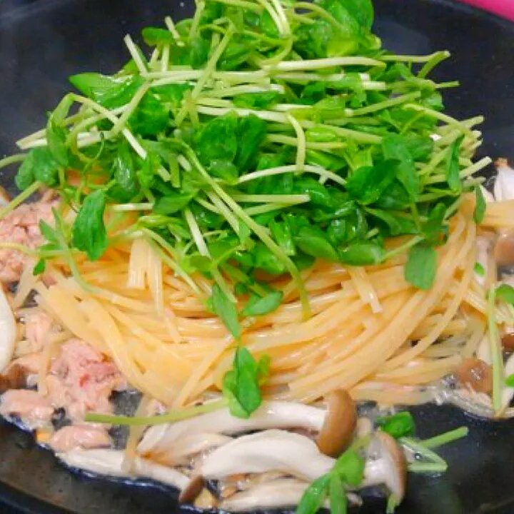 Snapdishの料理写真:１０月１６日　豆苗とツナの和風パスタ　玉ねぎとわかめの酢の物　ごぼうと油揚げのお味噌汁|いもこ。さん