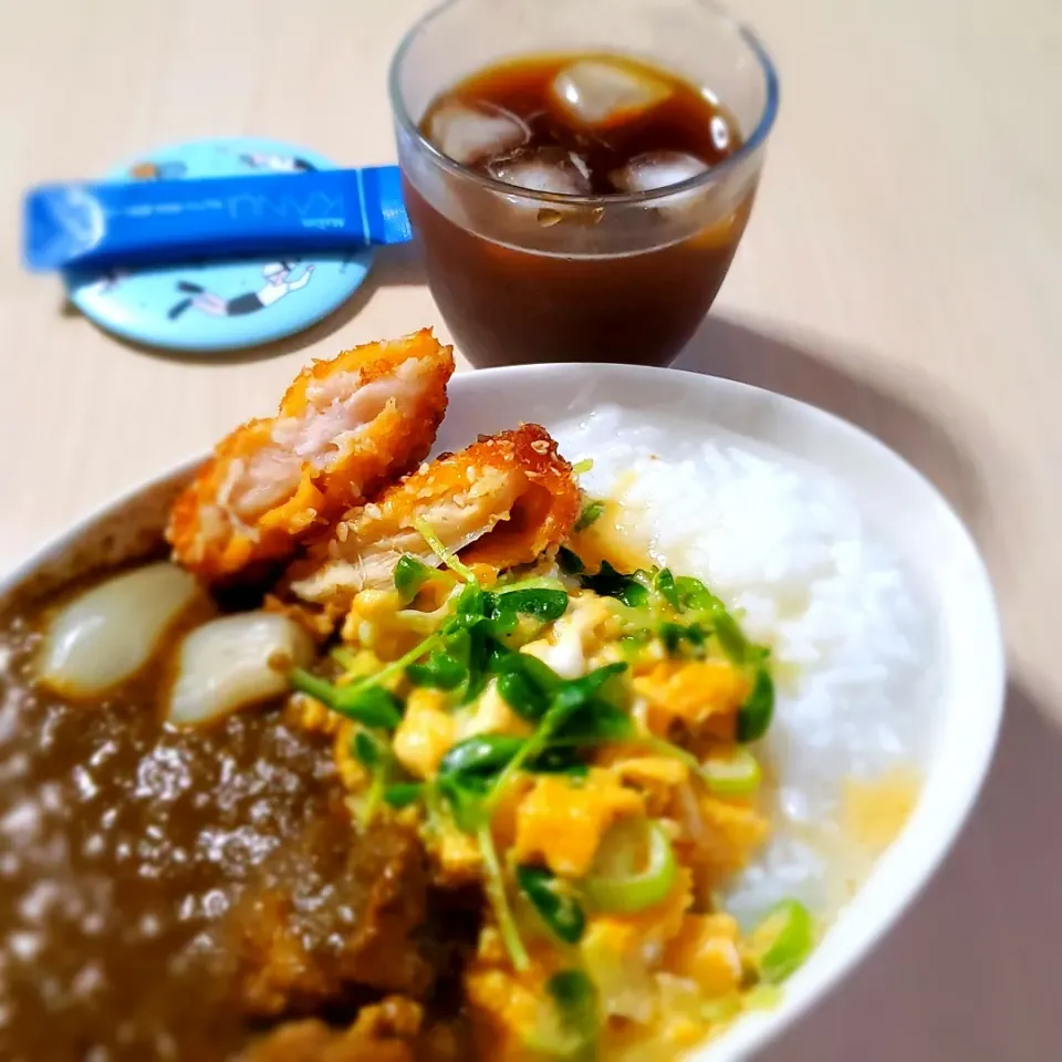 MUJIザグチキン(ほうれん草とチキンカレー)　KANU珈琲

せめて卵は焼かないと😓
今朝作り置きのお粥でカレー🍛|みるくここあさん