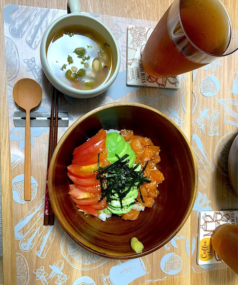 サーモンポキ丼とカラフルコンソメスープ|るいさん