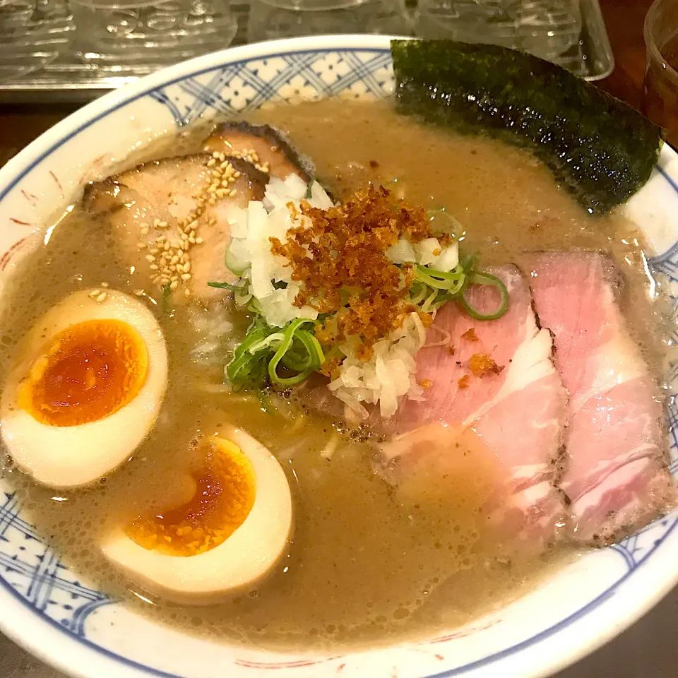 Snapdishの料理写真:市ケ谷 麺屋庄の 特製ラーメン|isshyaさん