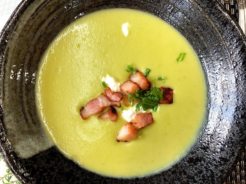 Snapdishの料理写真:Green pea soup with cottage cheese and crispy bacon|aястасияさん