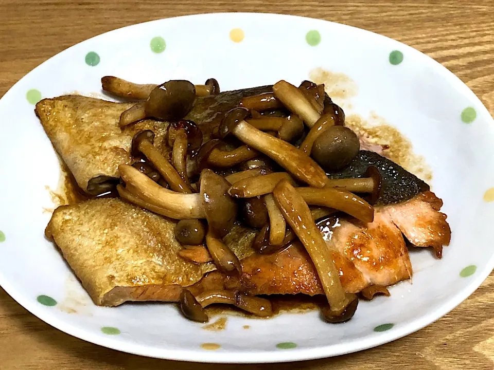 今日の朝食 ☆鮭としめじのバタポンソテー|まぁたんさん