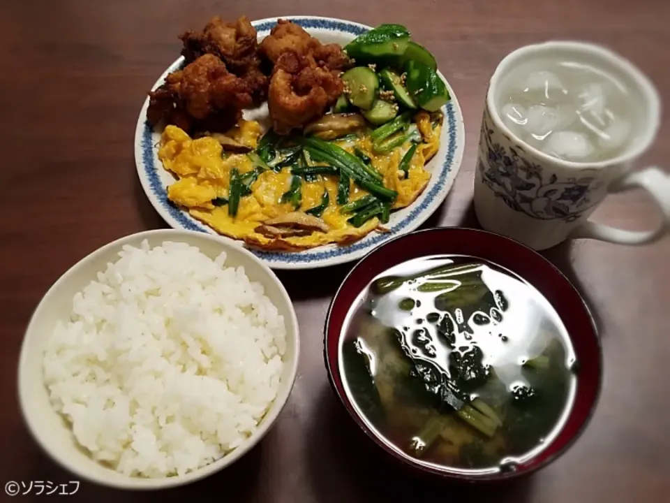 Snapdishの料理写真:10/19の晩ご飯だよ(*^^*)
★唐揚げ
★ニラ玉
★きゅうりの中華和え
★ほうれん草の味噌汁|ソラシェフさん