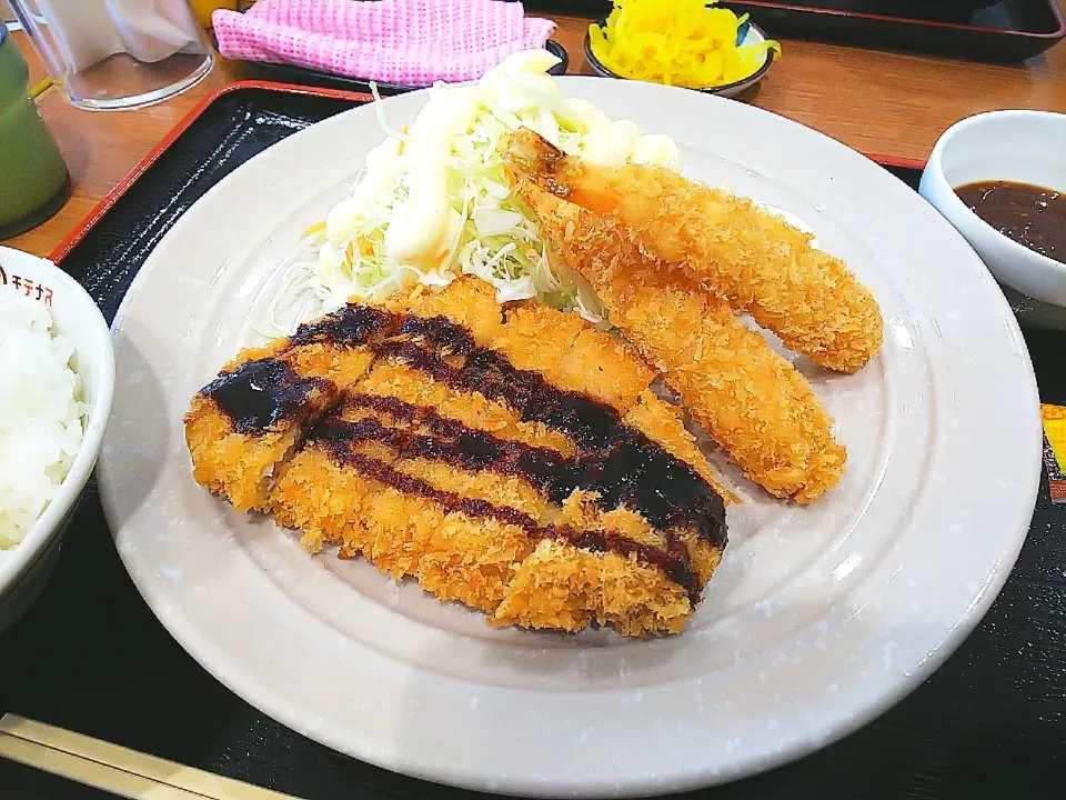 Snapdishの料理写真:とんかつ・エビフライ定食

赤松サービスエリア|∞aya∞さん