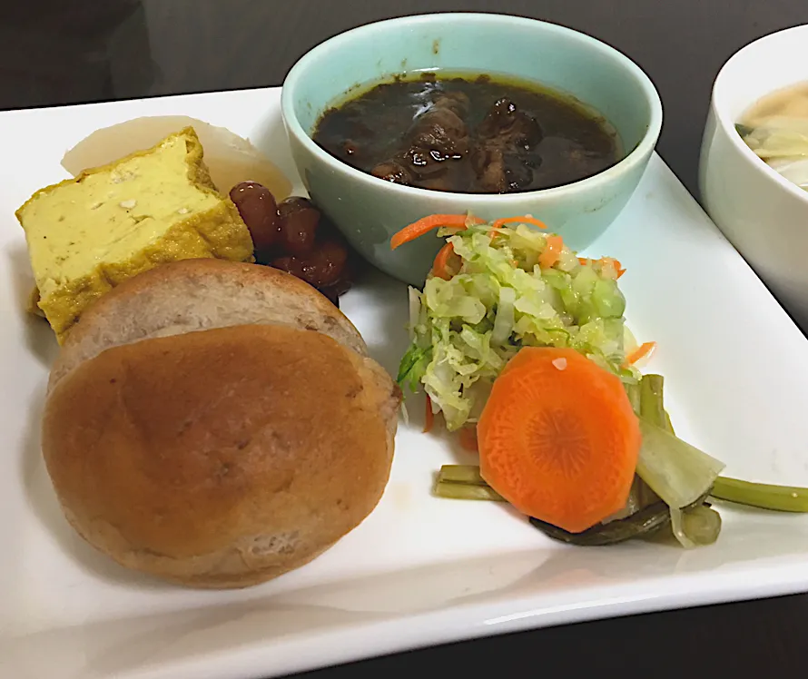 昼ごはん☀️☀️☀️断酒192日目                         牛すじ肉の赤ワイン煮込  厚揚げのカレー煮  くるみパン  など|ぽんたさん