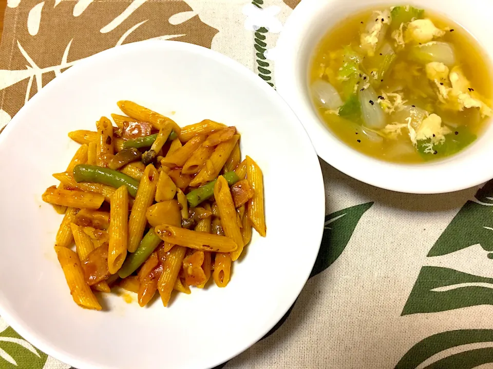 キノコインゲンベーコンのペンネアラビアータ、青梗菜と卵の中華スープ|jackybeanさん