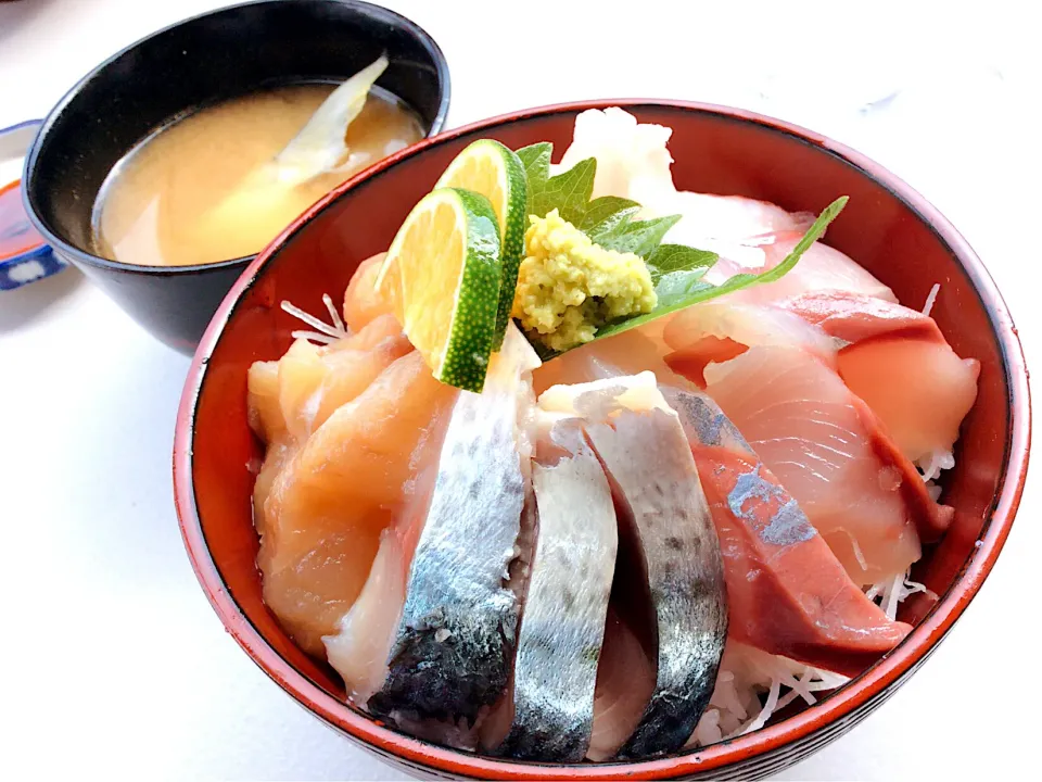 釣りの後の海鮮丼🐟😋|アライさんさん