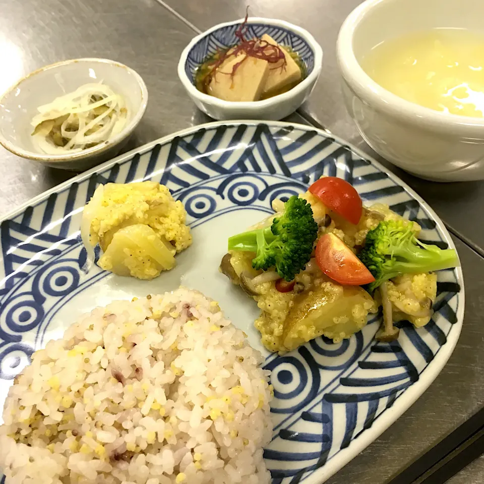 🌾今日のつぶつぶ料理教室🌾                          もちキビポテトとペペロンチーノ          五穀ご飯                                                   ヒエとキャベツのスープ|Yu Yu mamaさん