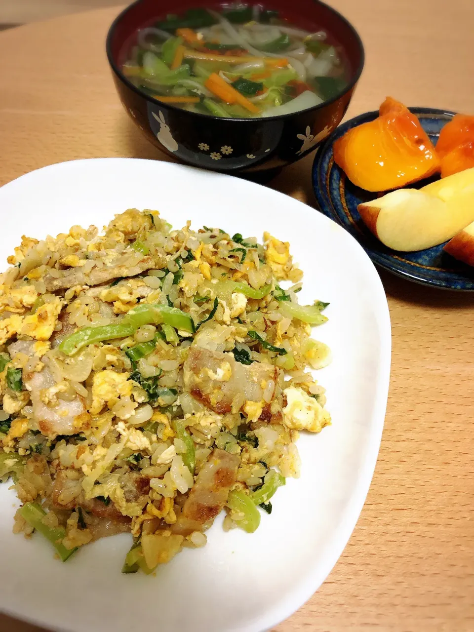 Snapdishの料理写真:豚バラと青梗菜のチャーハン、とろみ野菜スープ、果物|あるくさん