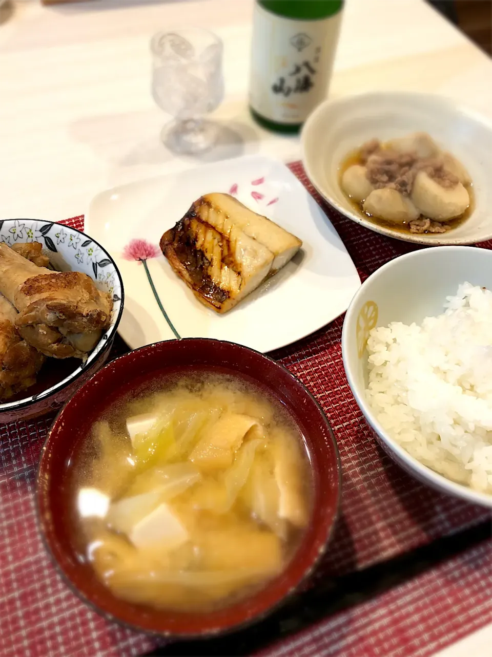 塩サバ　　里芋の煮物　キャベツの味噌汁　鶏肉　八海山|キヨさん