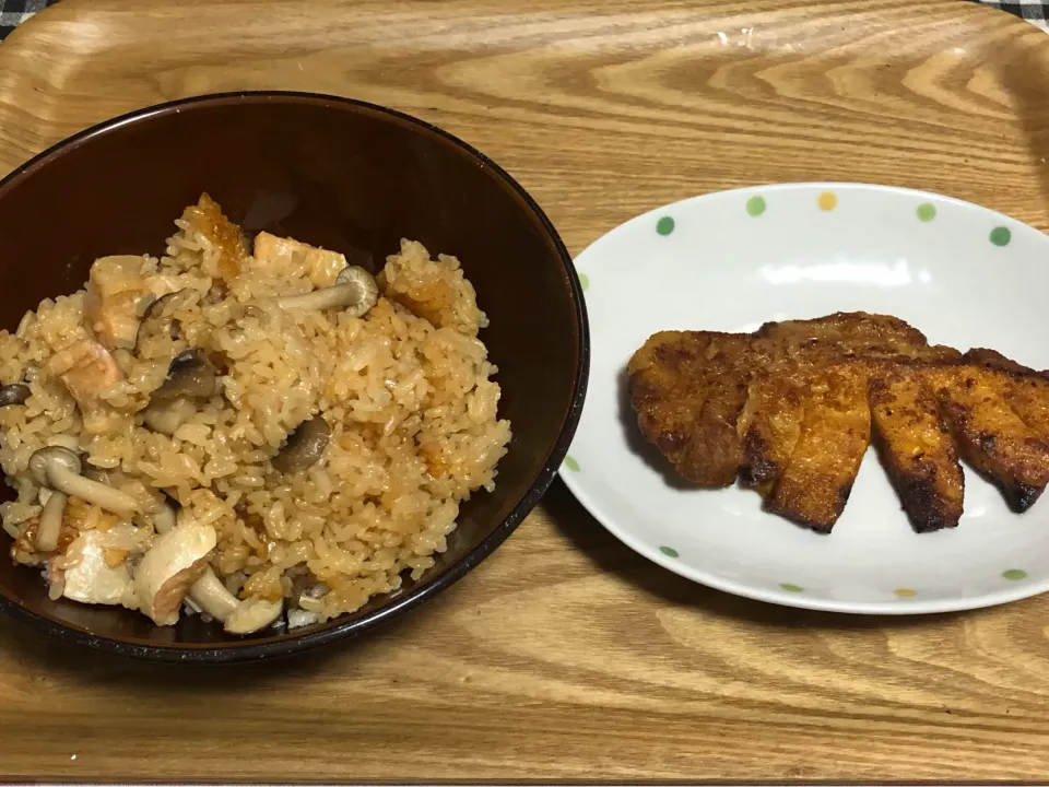 今日の夕食　☆鮭としめじの炊き込みご飯　☆豚肉味噌漬け焼き|まぁたんさん