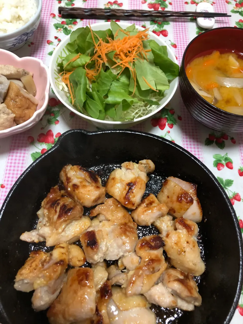 鶏肉の塩麹漬け🐔筑前煮・野菜サラダ🥗野菜いっぱい味噌汁🥢|akiさん