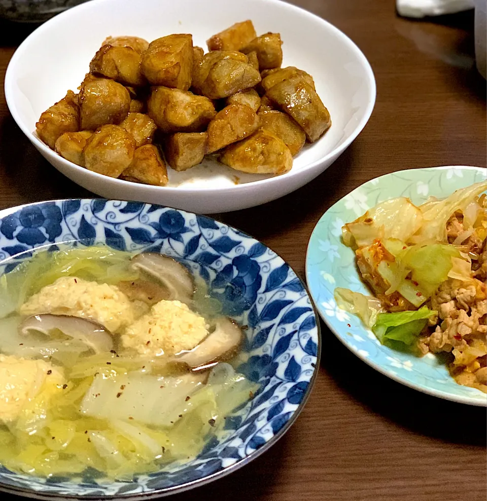 Snapdishの料理写真:鶏肉だんごのスープ、里芋揚げの甘辛、キムチ炒め|sakiさん