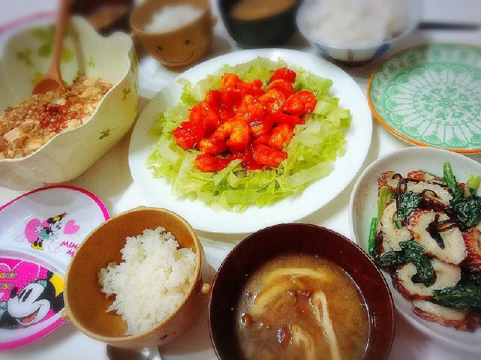 夕食(^ー^)
麻婆豆腐
エビチリ
小松菜とちくわのマヨ昆布あえ
お味噌汁(なめこ、油揚げ
※麻婆豆腐とエビチリは子供が辛いのダメなので香辛料なしで作ってパパさんには食べラーを出しました😊|プリン☆さん