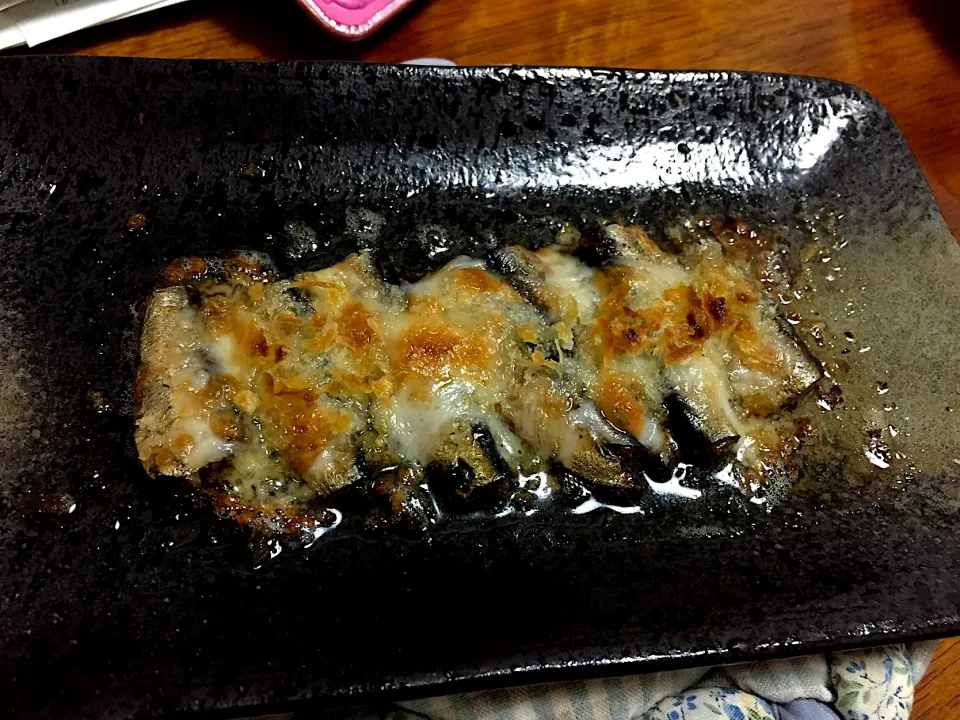 オイルサーディンのチーズ焼き|さんだーさん