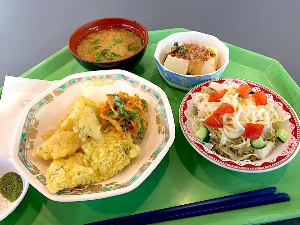 白身魚の香味揚げ、冷奴、シーフードパスタサラダ、味噌汁|Tadahiko Watanabeさん