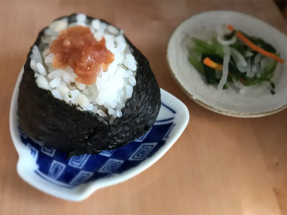 梅干しおにぎり🍙とお漬物|めぐぐさん