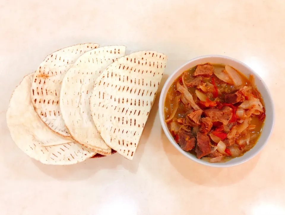 🍚トマト玉ねぎビーフシチ とPITA bread セット🍳|Rina (˶‾᷄ ⁻̫ ‾᷅˵)さん