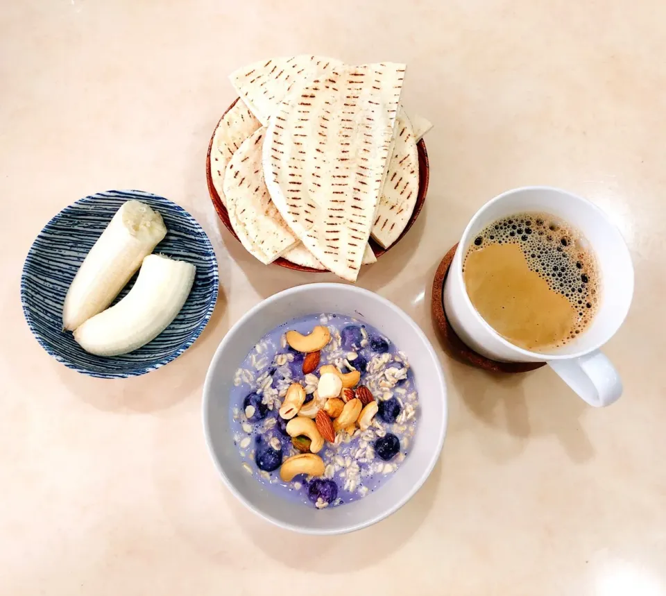 Snapdishの料理写真:🥯日常の朝ごはん🍞 ナッツブルーベリーオートミール＆ペッパーチーズPITA bread ver.|Rina (˶‾᷄ ⁻̫ ‾᷅˵)さん