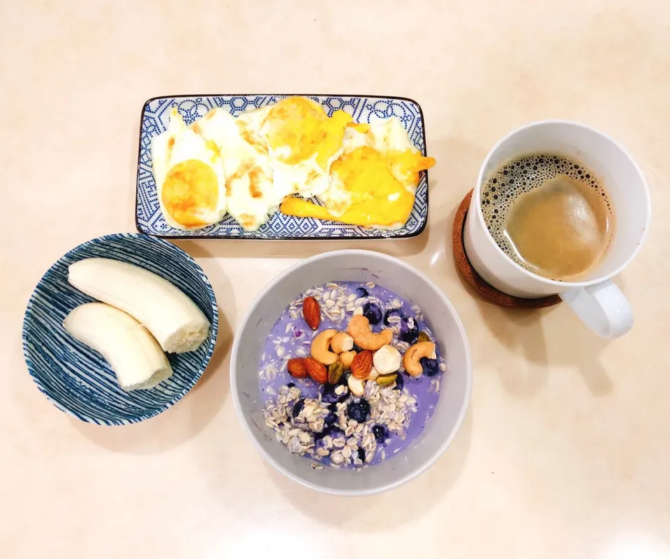 🥯日常の朝ごはん🍞 ナッツブルーベリーオートミール＆目玉焼きver.|Rina (˶‾᷄ ⁻̫ ‾᷅˵)さん