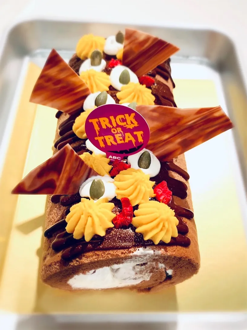 Snapdishの料理写真:ハロウィン🎃生チョコロールケーキ🎂|yuminnさん