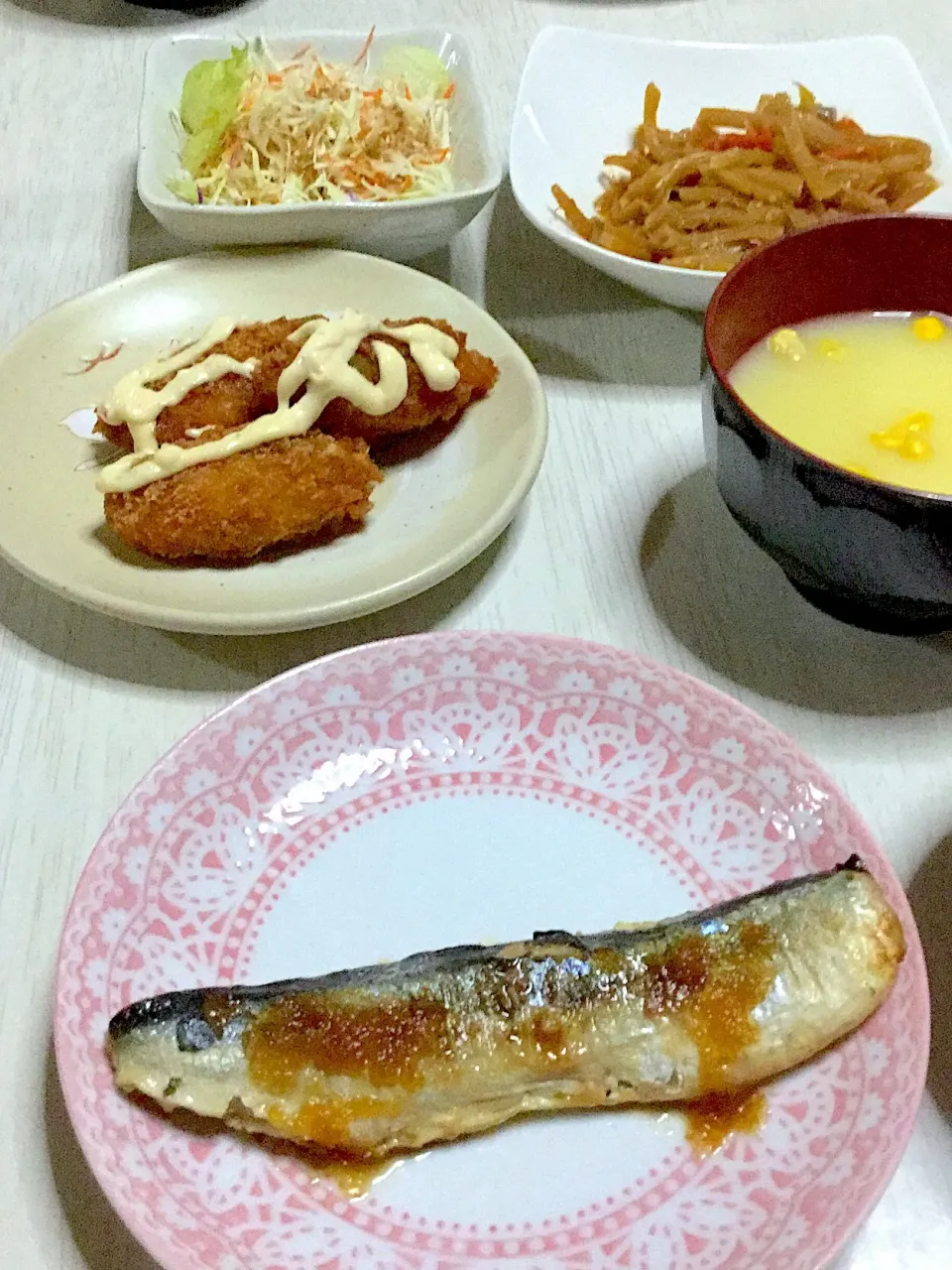 晩御飯〜秋刀魚、コーンスープ、カキフライ、サラダ、きんぴら|Ayaさん