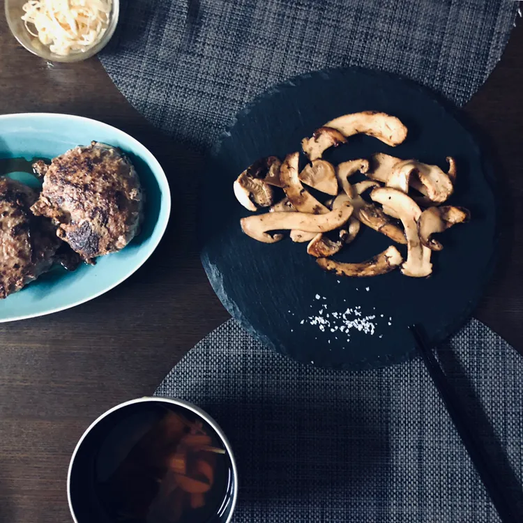 松茸焼きで晩ご飯🍚|AKUBI*:ஐ(●˘͈ ᵕ˘͈)さん