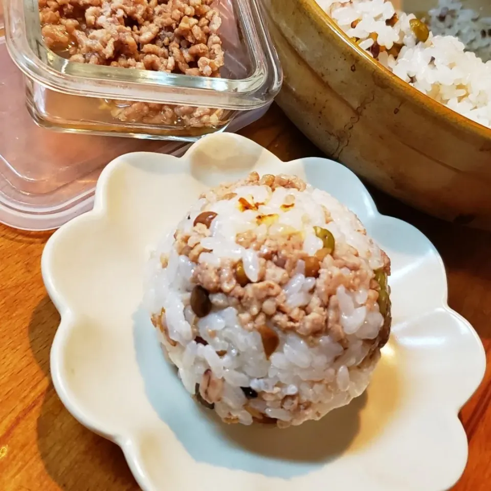 魚醤風味の豚ひき肉＆豆と穀物10種入り土鍋ご飯deおにぎり|mi_neneco♪さん