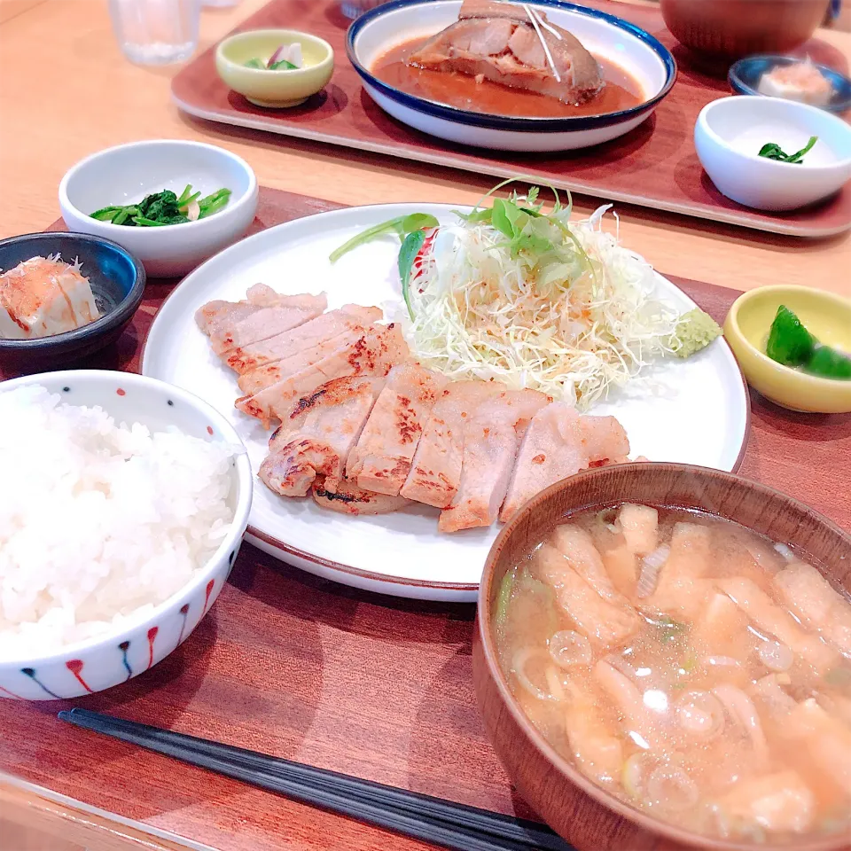 🍚∥魚沼産コシヒカリでいただく⑅︎◡̈︎*豚ロース塩麹焼き❀✿カラスカレイのあまざけ煮|ぁゃ🍃さん