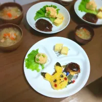 Snapdishの料理写真:ピカチュウごはん(卵黄かけご飯)
枝豆とチーズ入りタラモサラダ
卵焼き
チーズインハンバーグ
野菜スープ|はちさん