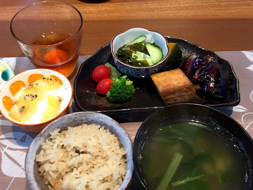 朝ごはん
かぼちゃの煮物、ナスの味噌炒め、わかめときゅうりの酢の物、ブロッコリーとブチトマト、あさりの炊き込みご飯、小松菜と揚げの味噌煮、サンゴールド添えヨーグルト、ルイボスティー|かよちゃんさん