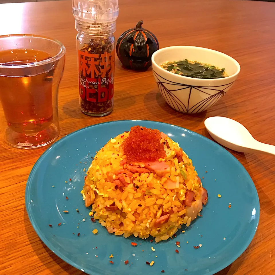 ベーコンキムチ炒飯　とびっこ載せ|くろあおさん