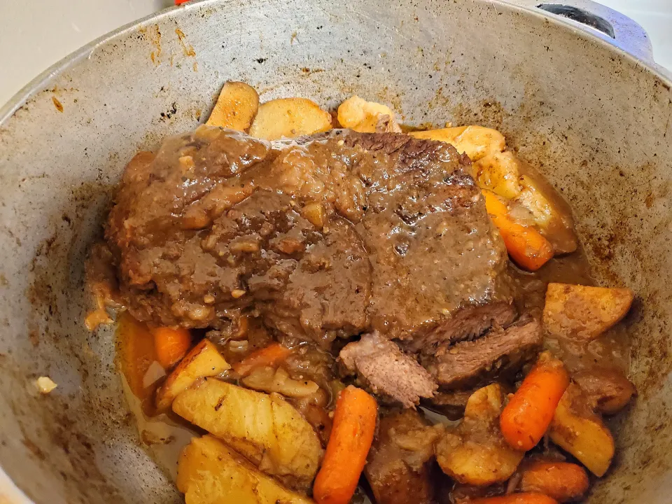 Pot Roast With Potatoes Carrots, red onion.|Frank Ortizさん