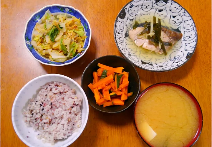 Snapdishの料理写真:１０月１８日　鰤の酒塩煮　白菜のおひたし　かぼちゃの塩きんぴら　豆腐とわかめのお味噌汁|いもこ。さん