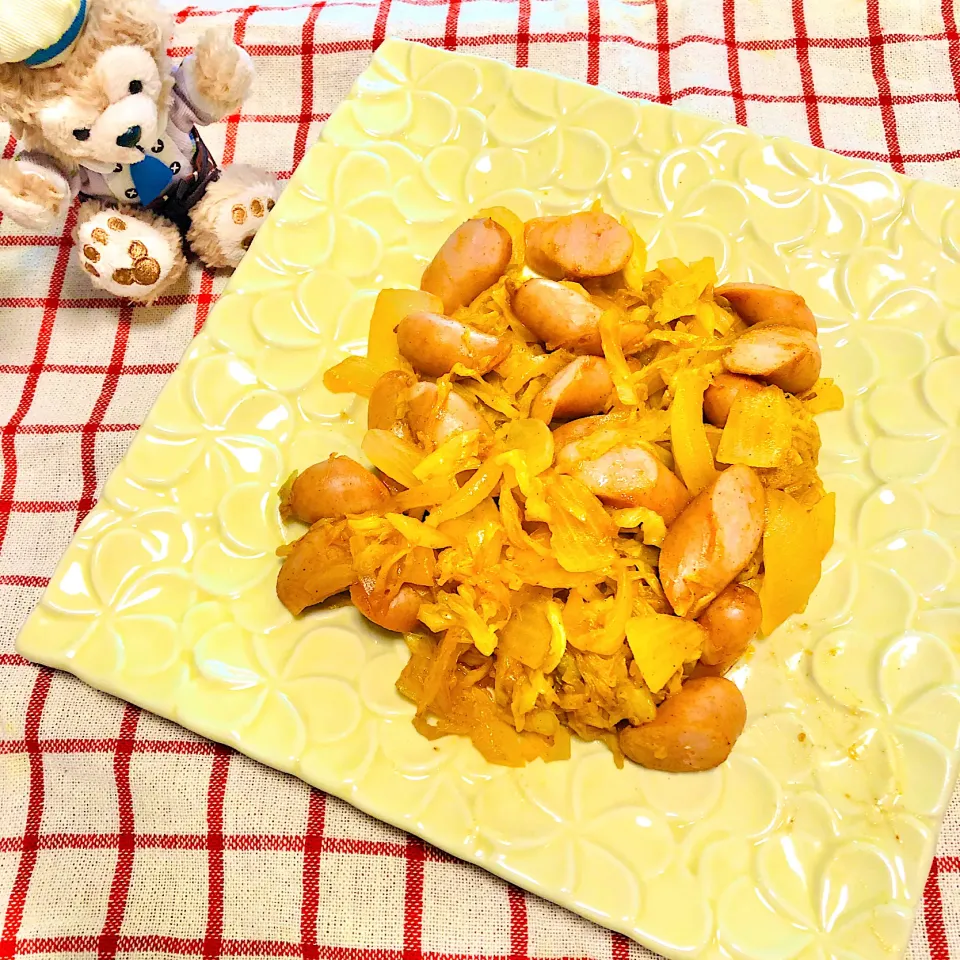 キャベツとウインナーのカレーソテー🌼|えまむらさん