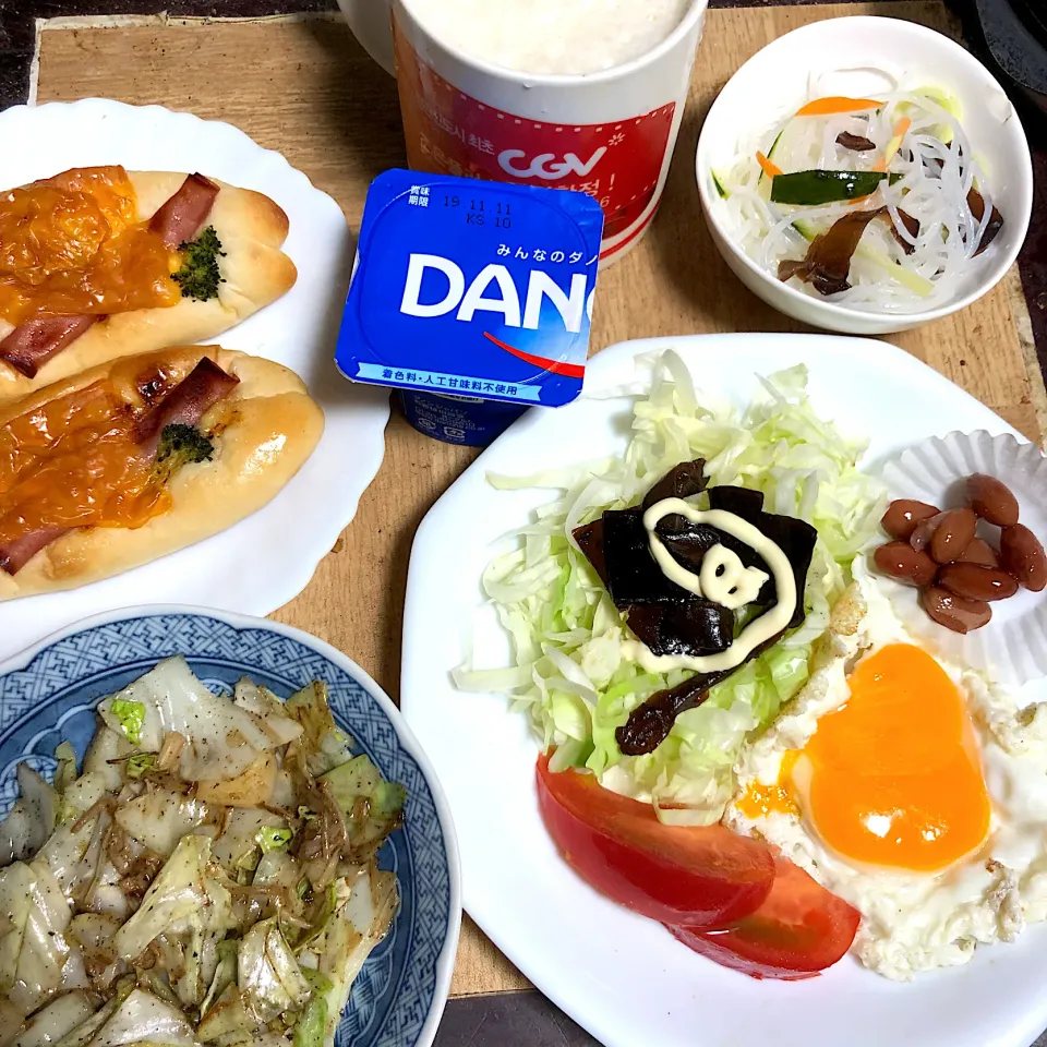 今日の朝ごはん。手前はキャベツとイカとエノキの炒め物（味付けは皿うどんの調味料残りを使いました）。|くのっちさん