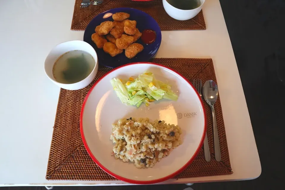 今日の昼食 豆乳麦リゾット、キャベツサラダ、わかめスープ、冷凍チキンナゲット|pinknari🐰🌈さん