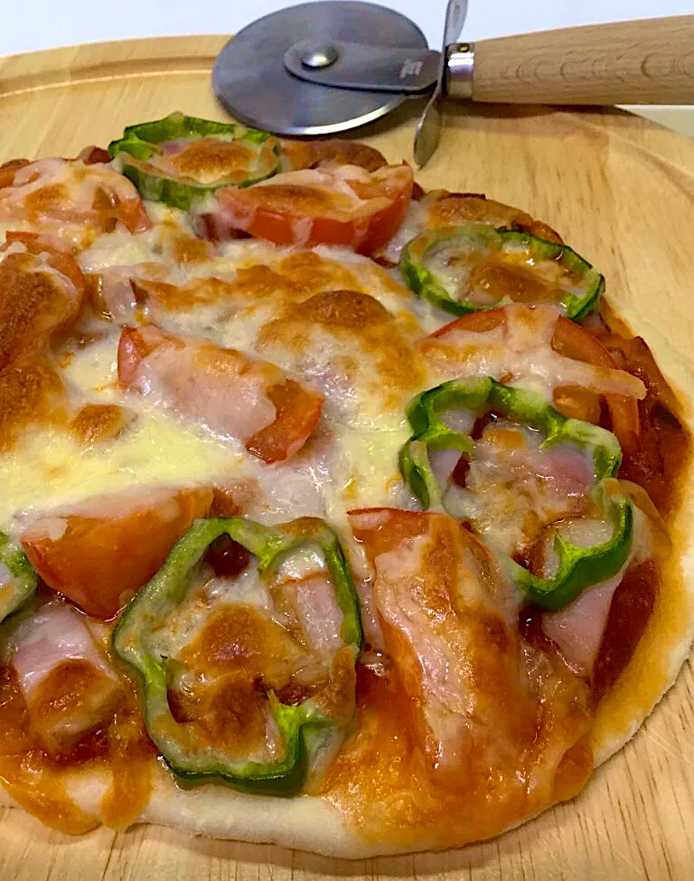 厚切りベーコンとトマトのピザ🍕|machiさん