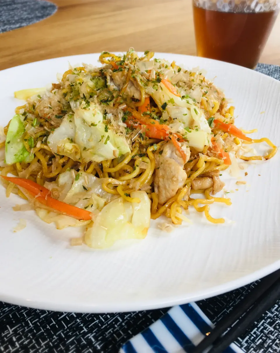 今日のお家で子どもとランチは                    中華麺で作る焼きそば✨|ミッチ☆ママさん