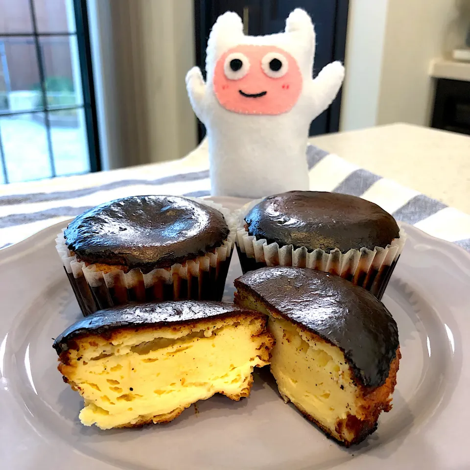 Snapdishの料理写真:【#バスクチーズケーキ 】カップケーキサイズ🧁YouTube ギョニソのニックTV|ヨッチャンさん