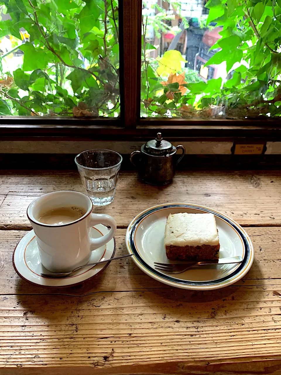 キャロットケーキ、カフェオレ|みゃ〜・はつさん