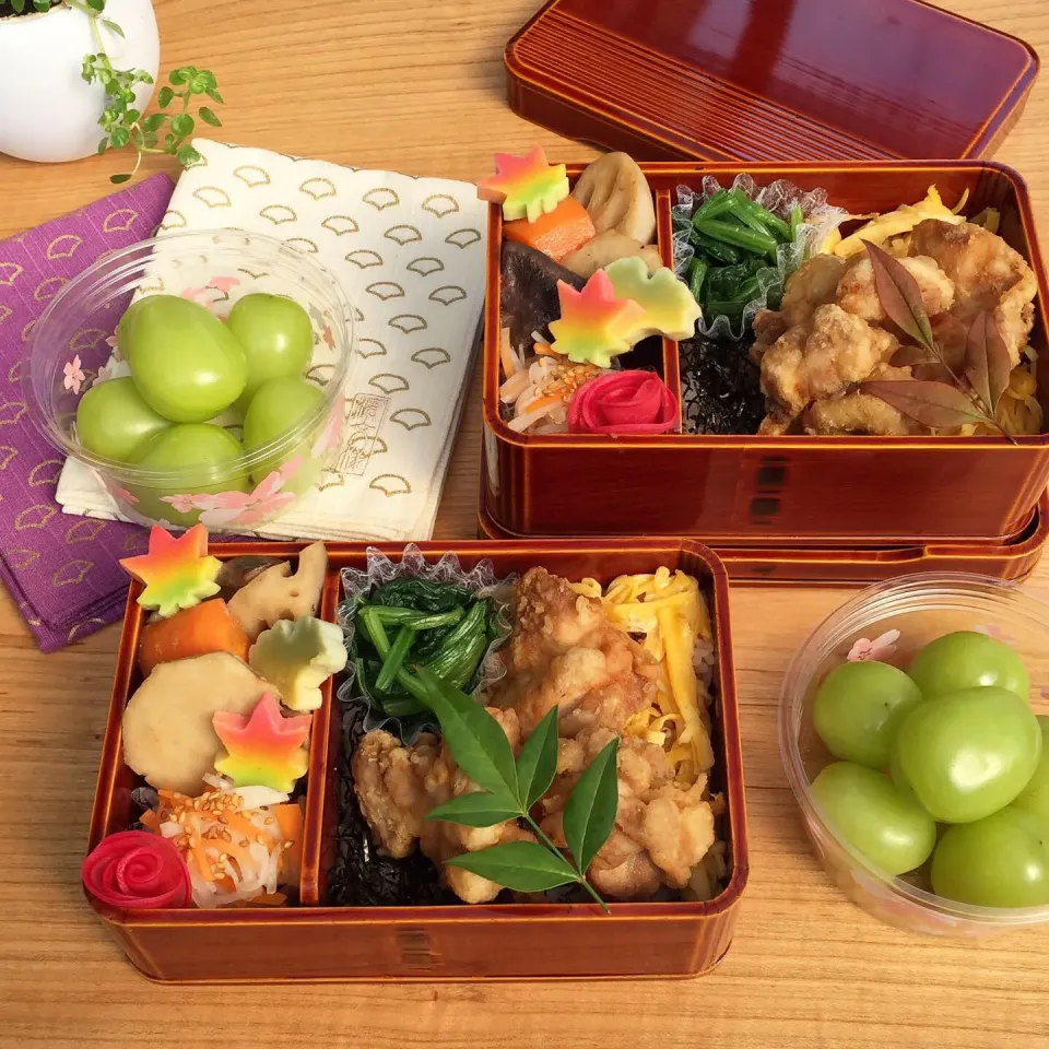 🍱2019年10月22(火曜日) 🌤 即位礼正殿の儀      鶏からあげ丼、 里芋と椎茸の炊き合わせ、 柚子大根、 ほうれん草のお浸し、 紅大根甘酢漬け、シャインマスカット ＊唐揚げ丼のごはんには甘辛いタレがかかってます＊|mutsumi☺︎さん