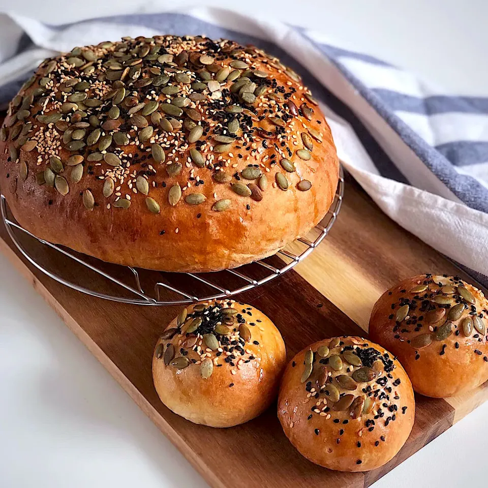 Soy milk bread with honey glazed sesame and pumpkin seeds|12Dragonさん