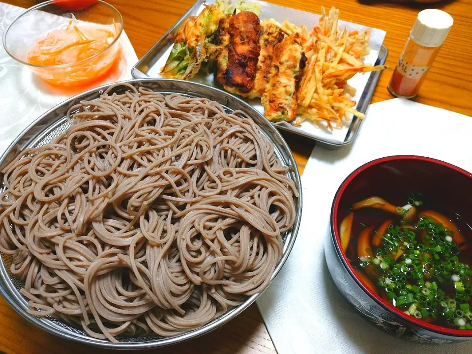 10/22の夕食
ざる蕎麦、ごぼう天、
ネギと桜エビのかき揚げ
ちくわ天
キノコの付け汁|卯月さん